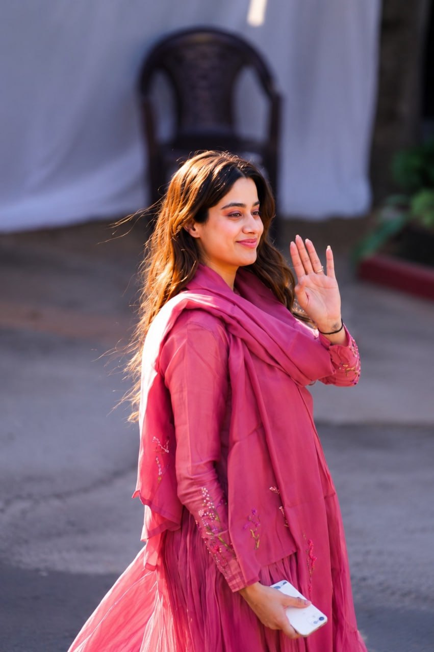 Đesigner JANHVI ethnic Wear Look Pure Banarasi Mul Chanderi Top With Pent & Dupatta Set